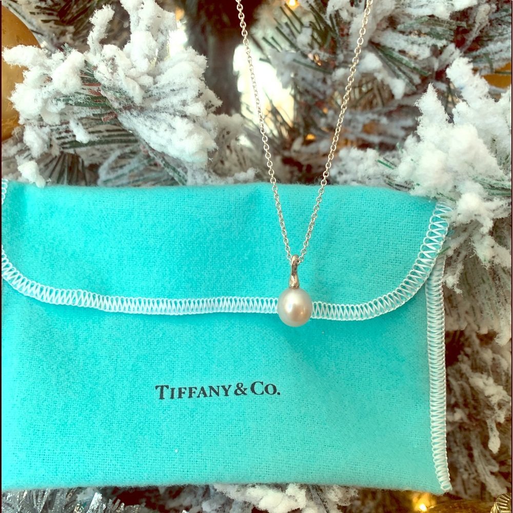 Women’s silver pearl necklace